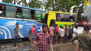 দুই বাসের মুখোমুখি সংঘর্ষে আহত ২৫ মানিকগঞ্জে