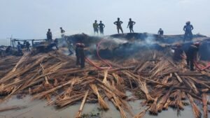 পাটকাঠিবোঝাই ট্রলারে আগুন চাঁদা না দেওয়ায় 