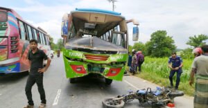 সড়কে ঝরলো ৩ প্রাণ মানিকগঞ্জে